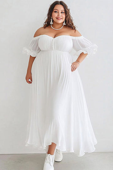 Petite robe blanche en tulle trapèze à épaules dénudées